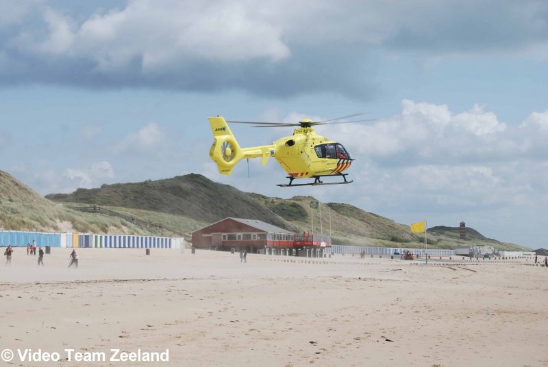 Kitesurfer gewond na botsing met strandhuisje